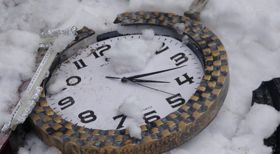 Malatya'da enkaz altında bulunan duvar saati 04.17'de durmuş