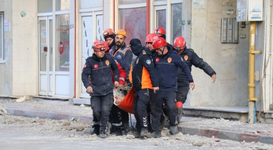 Ağır hasarlı binada mahsur kalan obezite hastası kurtarıldı