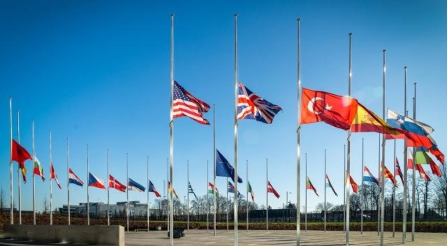 NATO'da tüm bayraklar yarıya indirildi