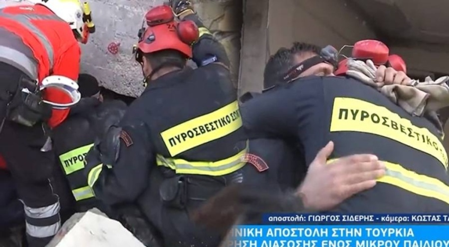 Yunan ekip, enkaz altından 6 yaşındaki bir kız çocuğunu çıkardı