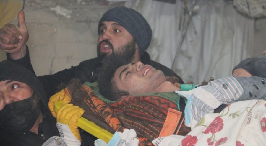 İki kardeş enkazdan 40 saat sonra çıkarıldı