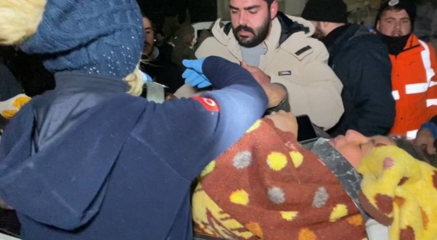 Hatay'da 42 saat sonra Fatma teyze enkazdan kurtarıldı