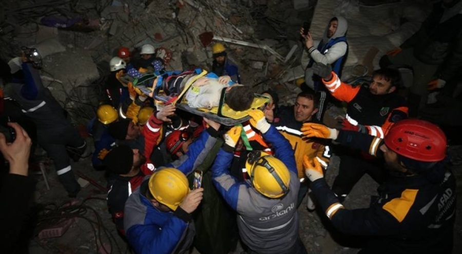 Malatya'da 42 saat sonra enkazdan 3 kişi yaralı kurtarıldı