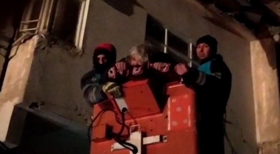 Van ekibi, 80 yaşındaki kadını enkazdan sağ çıkarttı