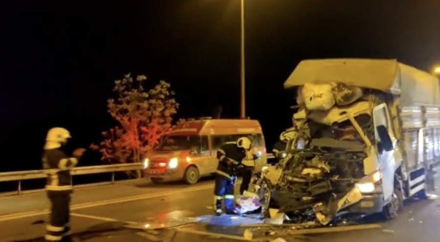 Deprem bölgesine yardım götürürken kaza yaptılar