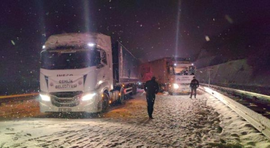 Bursa - Ankara karayolu yardım TIR'larının kayması sebebiyle trafiğe kapandı