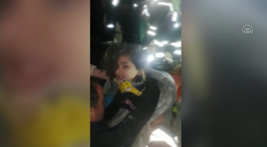 Kahramanmaraş'ta 41 saat sonra baba kız enkazdan sağ çıkarıldı