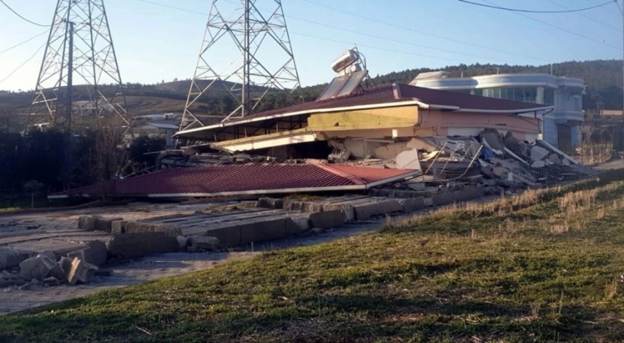 İşte 7.7'lik depreme neden olan fayın yer yüzünü kestiği nokta!