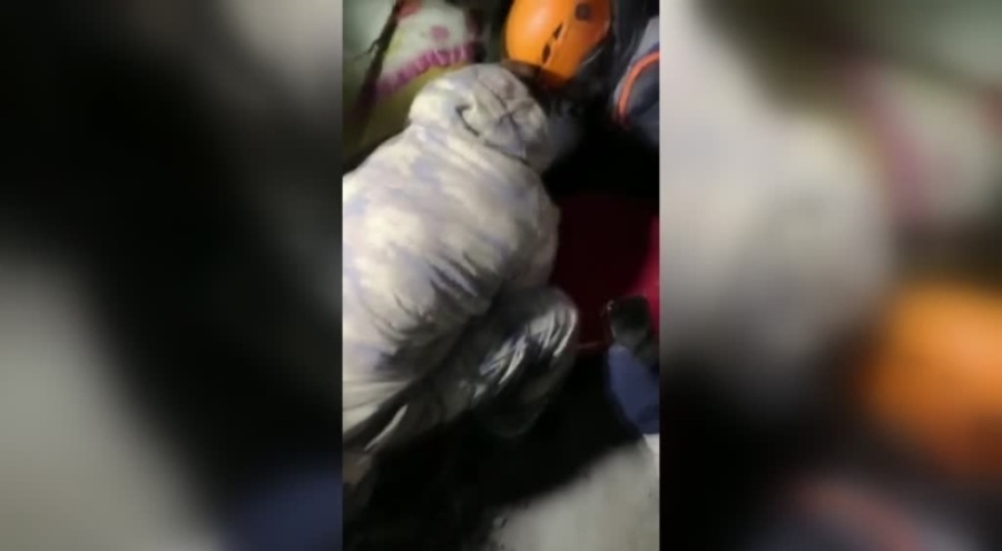 Bursa'dan Malatya'ya yardıma giden ekipler 44 saat sonra bir kadını enkazdan çıkardı