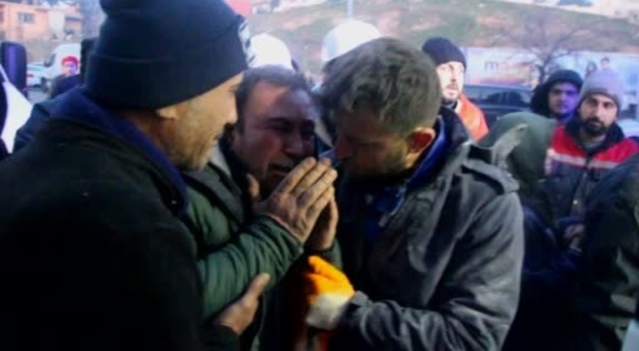 Kızını gören baba gözyaşlarına boğuldu