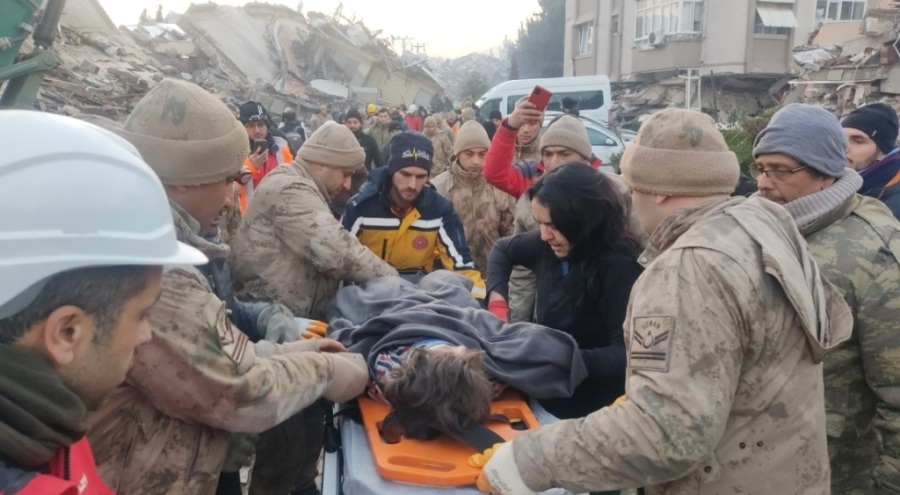 Hatay'da 51 saat sonra bir kız çocuğu enkaz altından kurtarıldı