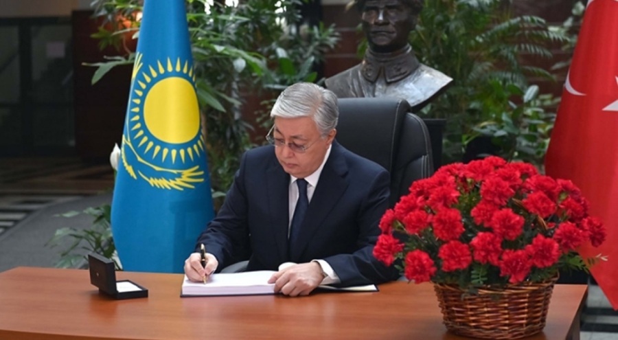 Kazakistan Cumhurbaşkanı, Türkiye'nin Astana Büyükelçiliğini ziyaret ederek taziye defterine imza attı