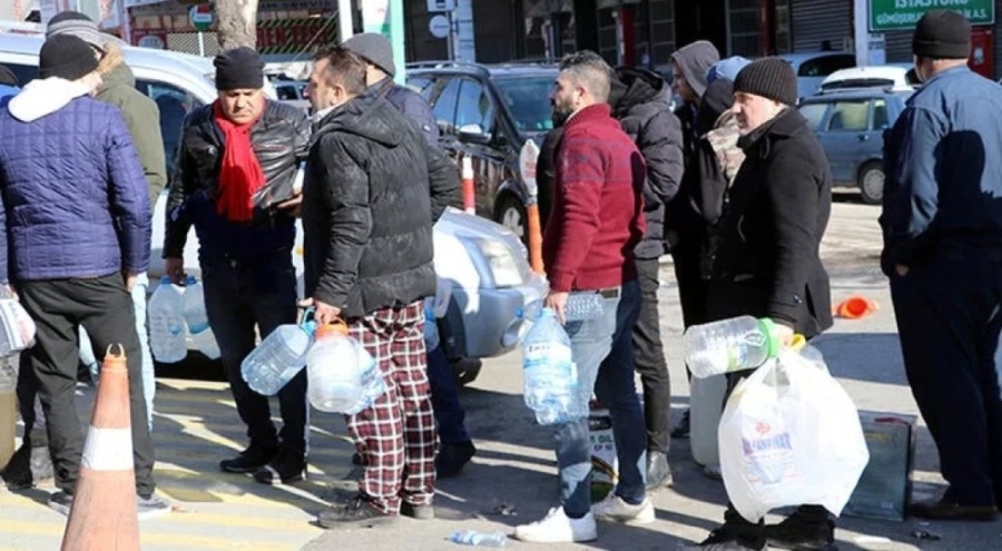 Depremzedelerin akaryakıt kuyruğu
