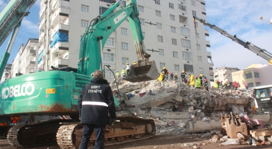 Diyarbakır'da İhsami Apartmanı'ndan 27 yaralı çıkarıldı