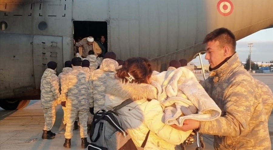 Depremzedeler hızla tahliye ediliyor