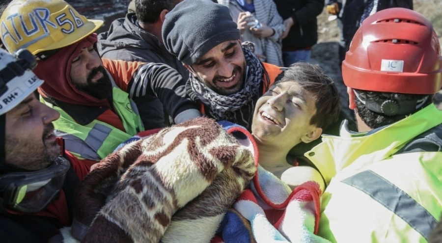 56. saatte 16 yaşındaki Mahmut enkazdan çıkarıldı