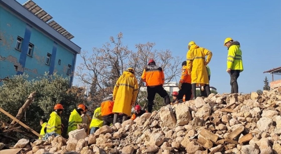 KKTC sivil savunma ekipleri, Hatay'da bir kişiyi kurtardı