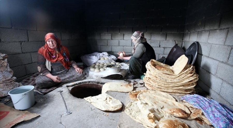 Muş'ta köylerdeki kadınlar depremzedeler için ekmek pişirdi