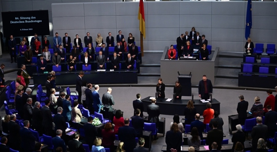 Alman Meclisi'nden depremlerde hayatını kaybedenler için saygı duruşu