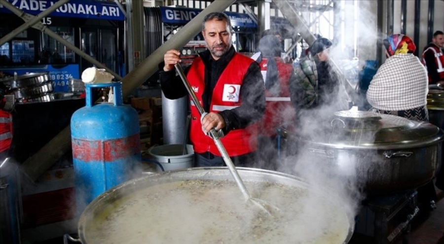 Malatya'da günlük 30 bin depremzedeye sıcak yemek dağıtılıyor