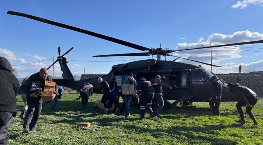 Gaziantep kırsalındaki depremzedelere askeri helikopterle yardım malzemesi taşındı
