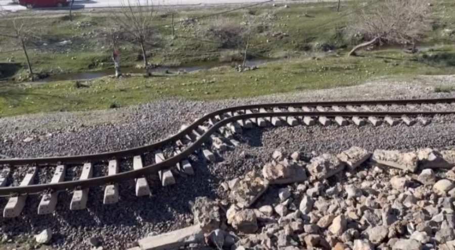 Deprem sebebiyle tren hattı yön değiştirdi