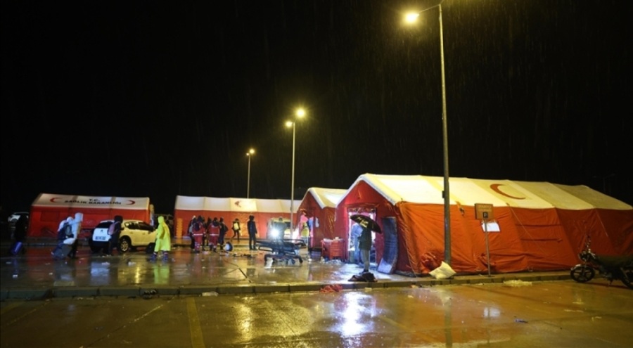 Bakan Koca: Depremden etkilenen 10 ilde 77 sahra hastanesi kurduk