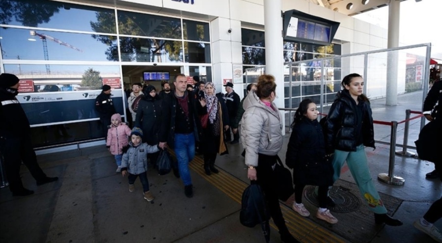 Afetzedeler Antalya'daki konaklayacakları otellere doğru yola çıktı