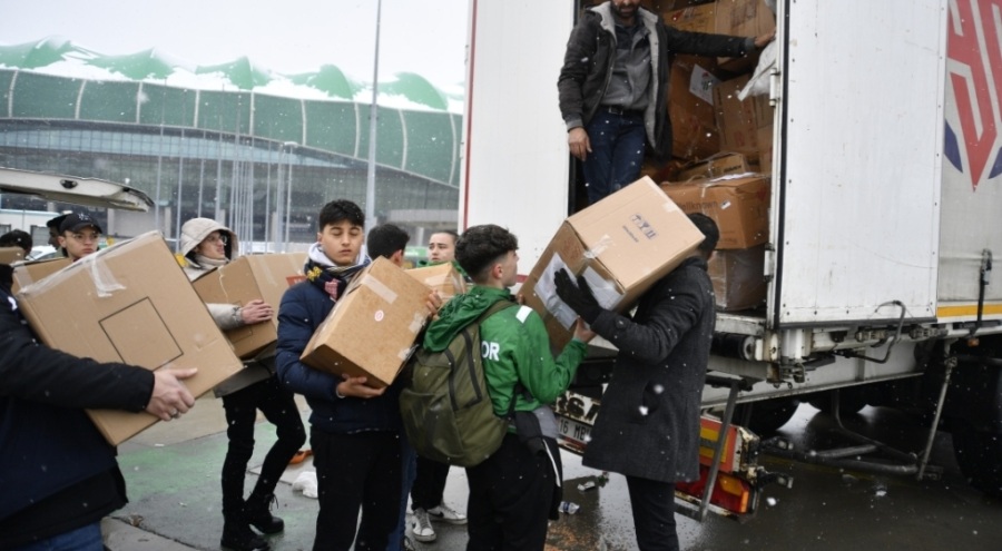 Bursasporlu topçulardan deprem bölgesine yardım