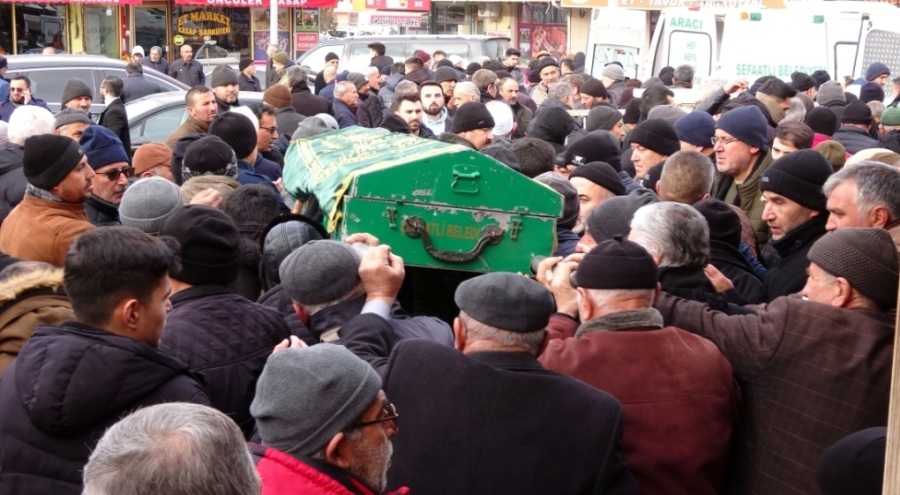 Kızının enkazdan kurtarılmasını bekleyen baba kalp krizi geçirdi