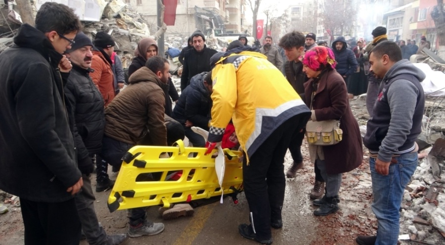 Enkazda yakının cenazesini görünce bayıldı