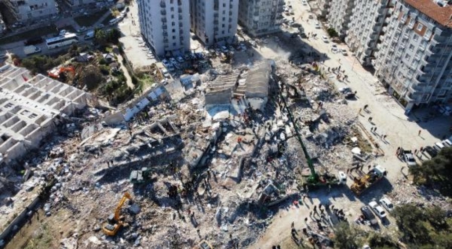 Cennetten bir kare diye reklam yaptılar Rönesans Rezidans depremde yıkıldı