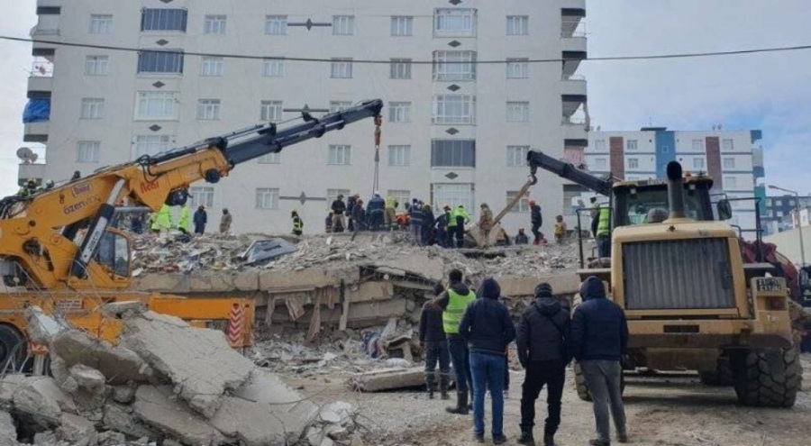 Enkazdan 56 saat sonra kurtarıldı, çocuklarının durumunu sordu