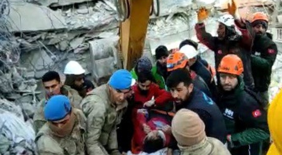 Maraş'ta 5 kişilik aileden 4'ü 60 saat sonra sağ olarak kurtarıldı