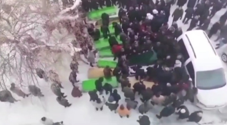 Depremde hayatlarını kaybettiler... 10 kişilik aile toprağa verildi!