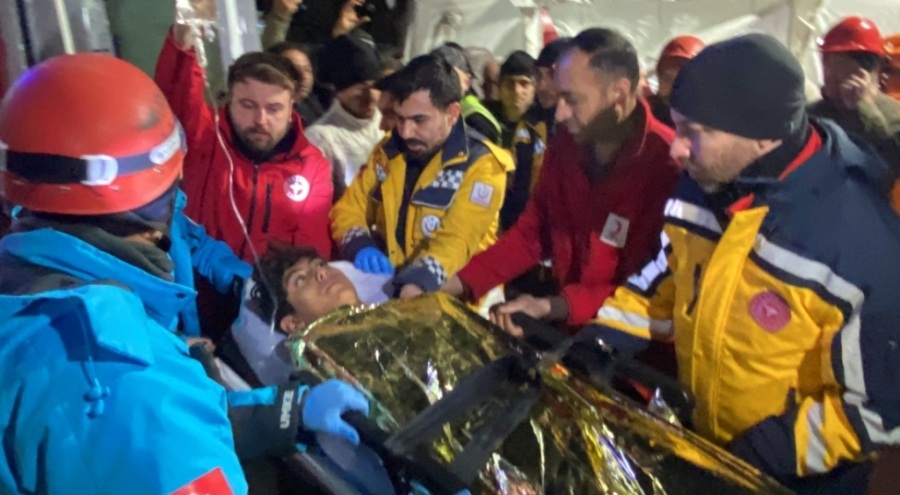 Hatay'da 66 saat sonra enkazdan çıktı, çikolata istedi!