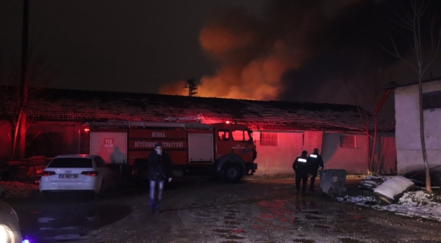 Bursa'da koltuk imalathanesinde yangın