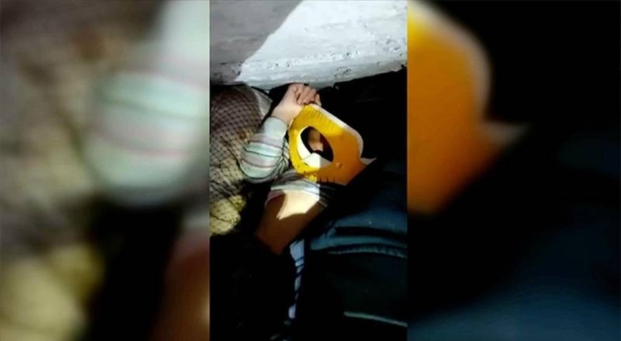 8 yaşındaki Zübeyde enkazdan çıktı, görevlilere sordu: Eve nasıl girdiniz?