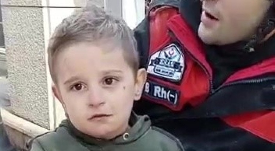 5 yaşındaki Muhammed enkazdan çıkarıldı, şaşkın bakışları kameraya yansıdı