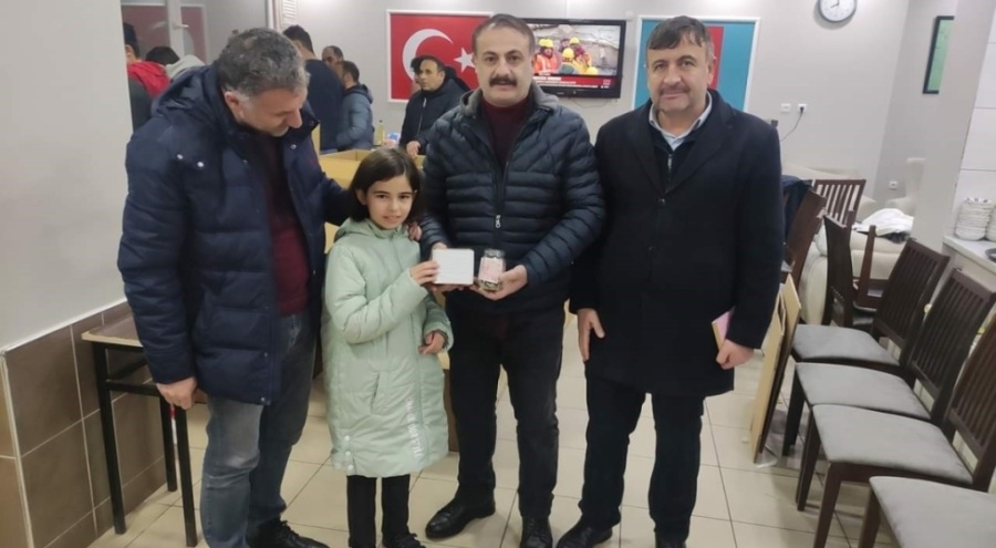 Bursa'da minik Nisanur kumbarasını depremzedelere bağışladı