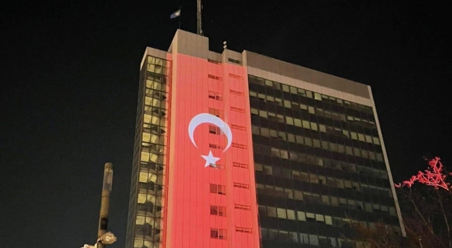 Kosova'da Başbakanlık binasında Türk bayrağı silueti