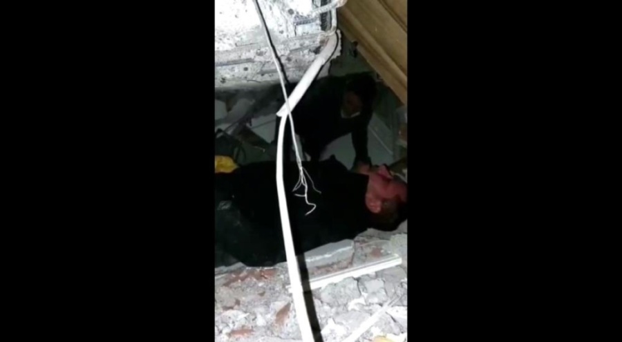 AK Partili vekil eline kazmayı aldı, üç çocuk babasını enkazdan kurtardı!