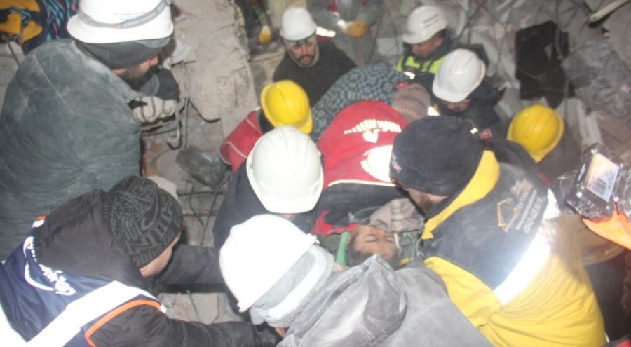 67 saat sonra enkazdan çıkarıldı, vatandaşlar alkışlarla moral verdi