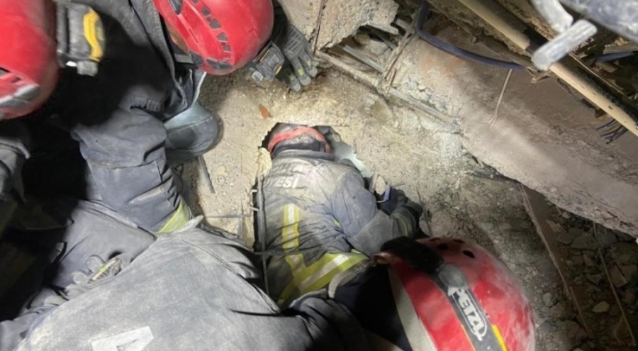 Enkazda duvara 'Umudunu kaybetme' yazdı, 64 saat sonra kurtarıldı