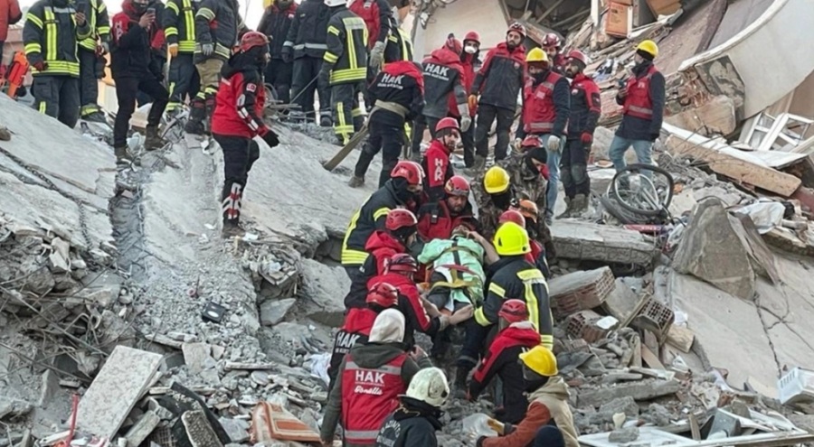 Gaziantep'te 3 kişi depremden 76 saat sonra enkazdan kurtarıldı