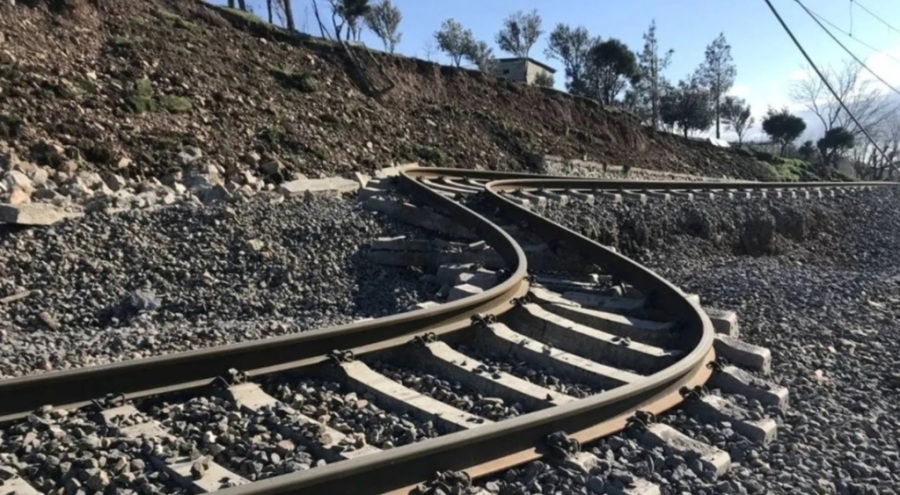 Deprem tren raylarını tel gibi büktü!