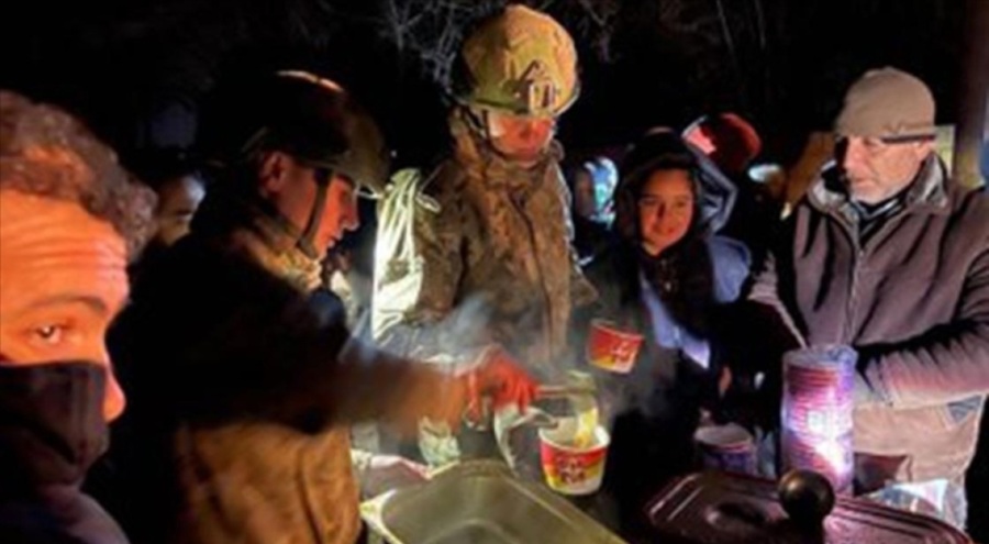 Mehmetçik deprem bölgesinde 557 bin 600 kumanya dağıttı