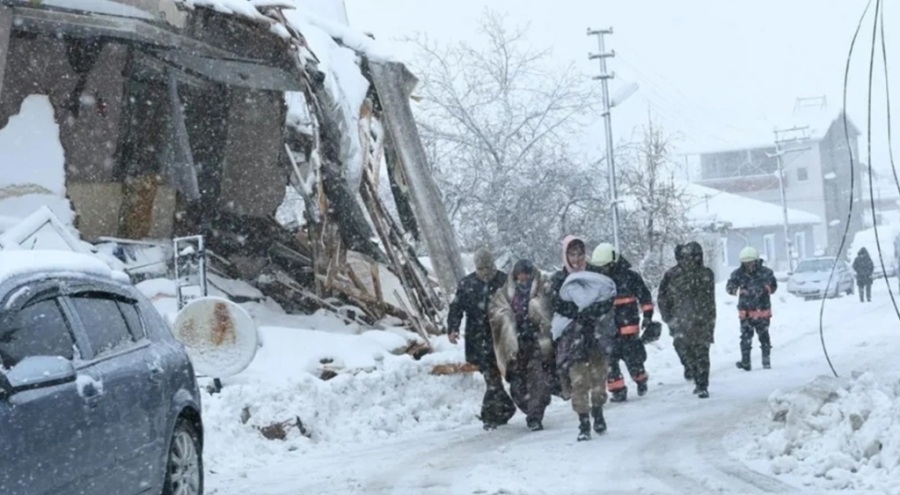 Anne ve babasını kurtarmak için girdiği binanın enkazında can verdi