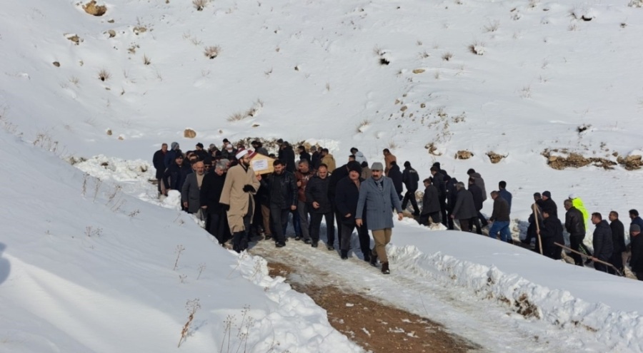 Depremde hayatını kaybeden polis memuru toprağa verildi