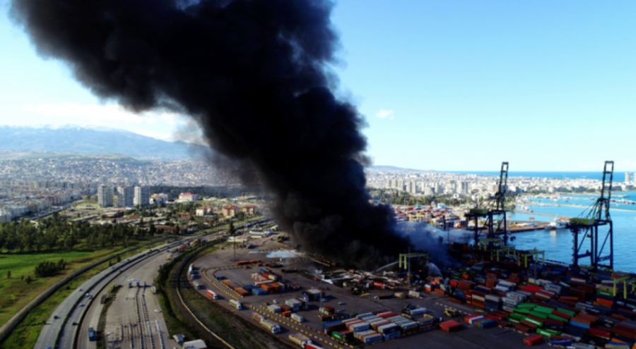 Rus yangın söndürme uçağının İskenderun Limanı'ndaki yangına müdahalesi sürüyor